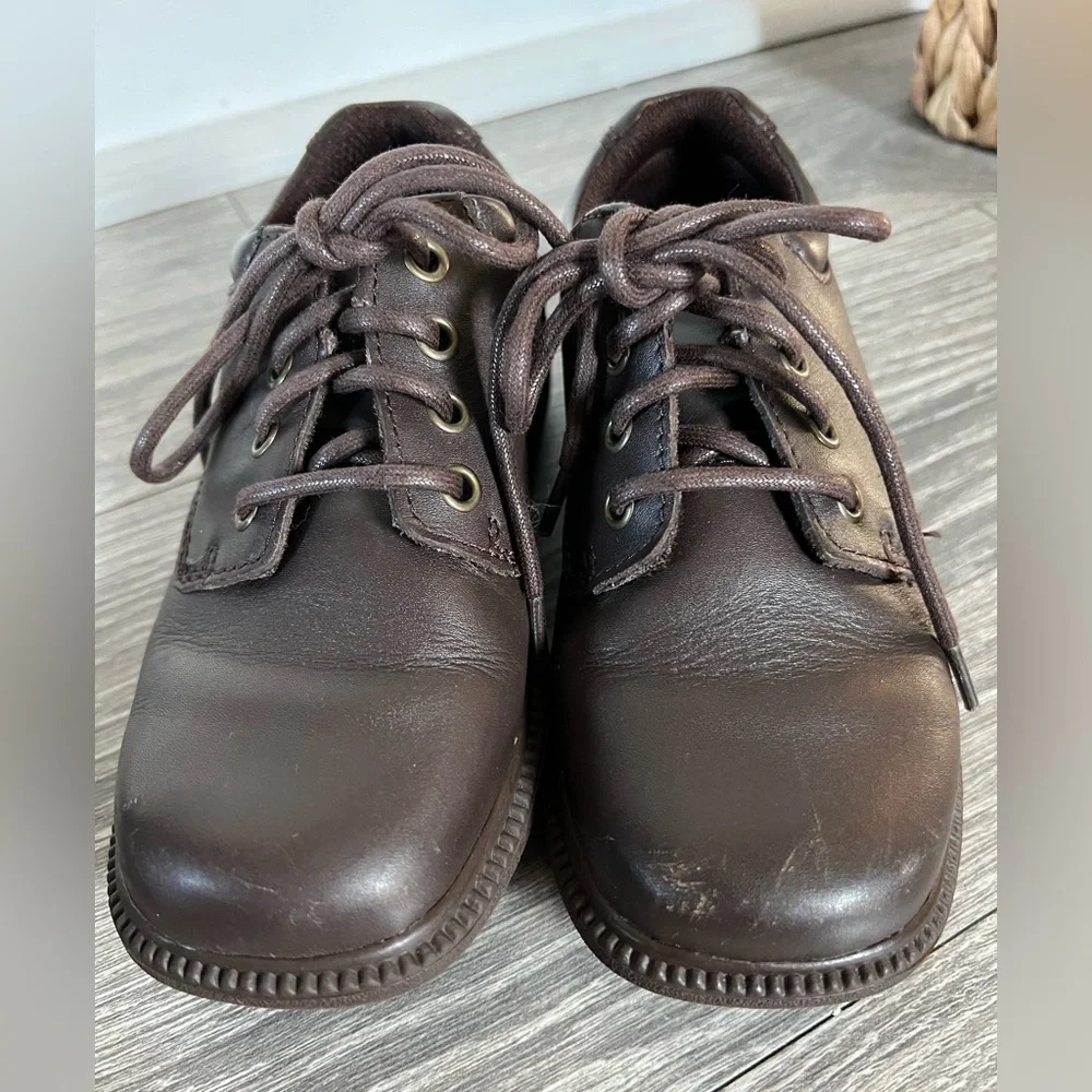 Clarks boys’ square toe lace up brown leather school shoes. Size 10.5 toddler
